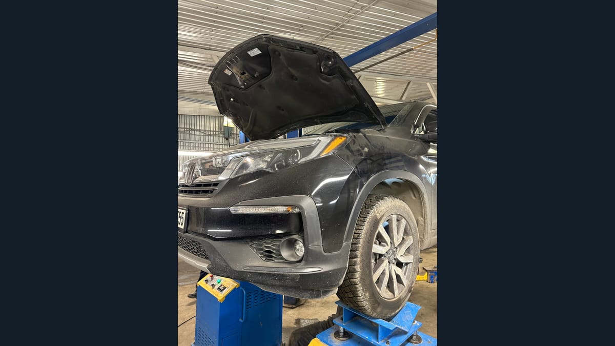 Автомобиль в рабочем посту автотехцентра